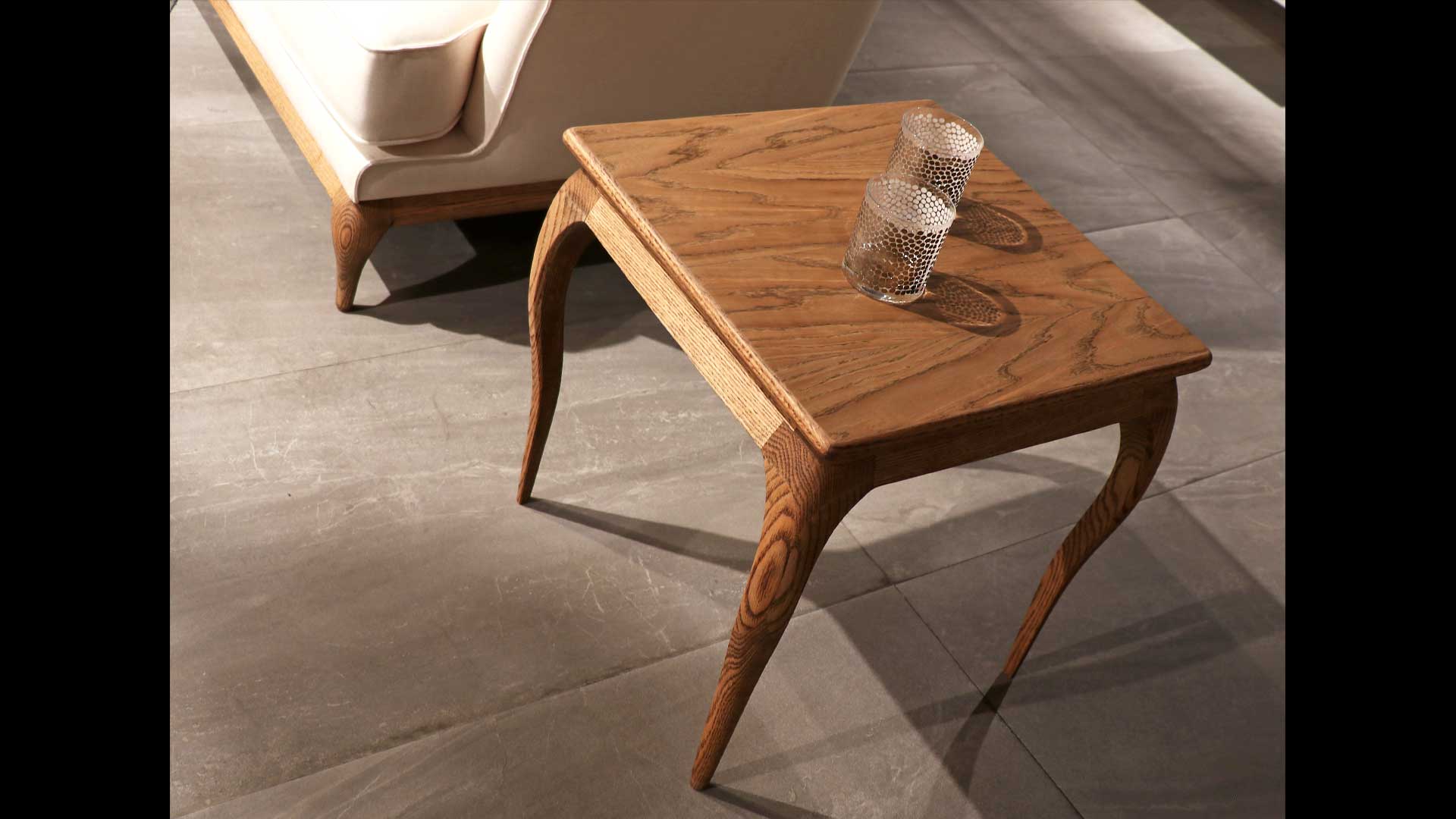 کنار مبل پالمیرا