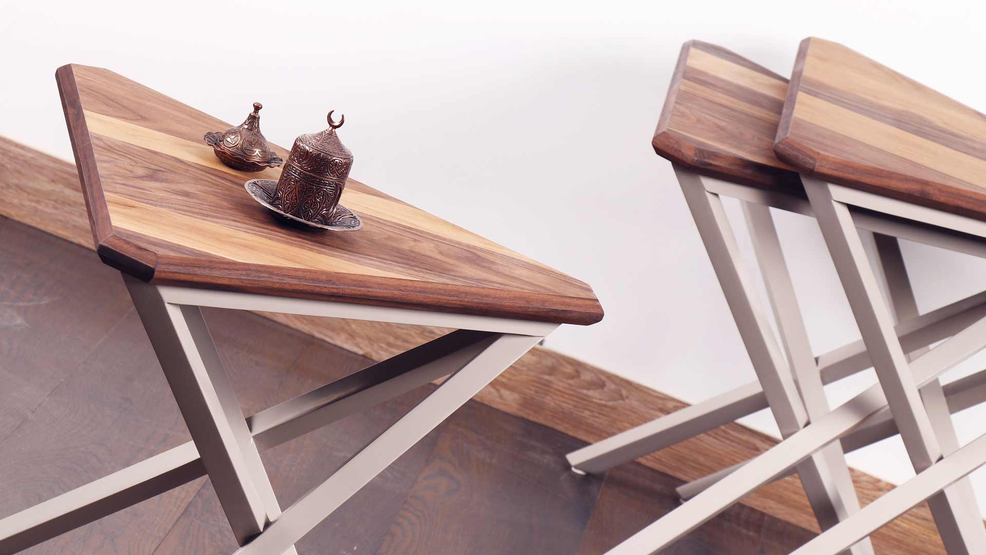 کنار مبل تاو