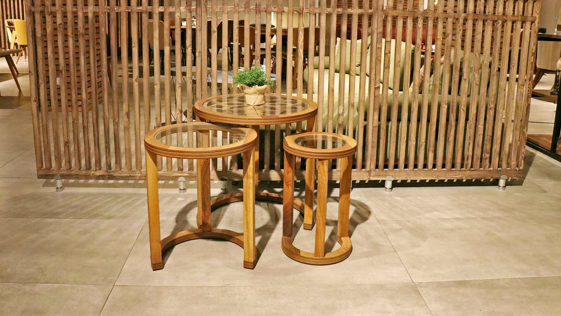 کنار مبل رویال