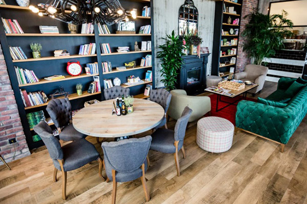 کافی شاپ به سبک کتابخانه