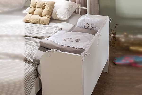 تخت کنار مادر