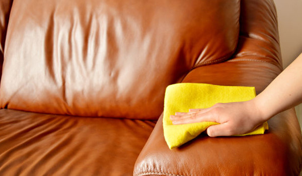 پاک کردن  سطحی مبلمان چرم