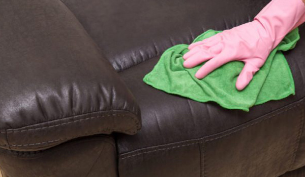 چگونه لکه های جوهر را از روی مبل چرم جدا کنیم