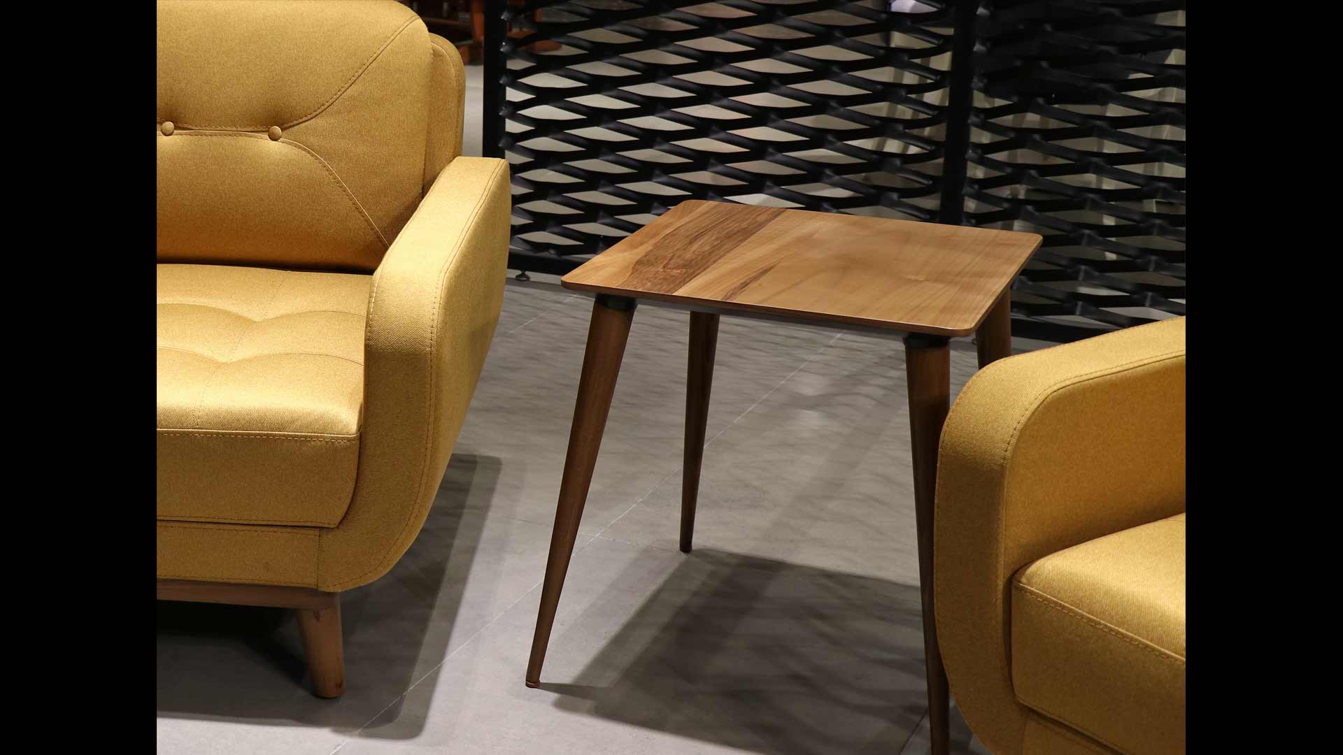 میز کنار مبل پرالین