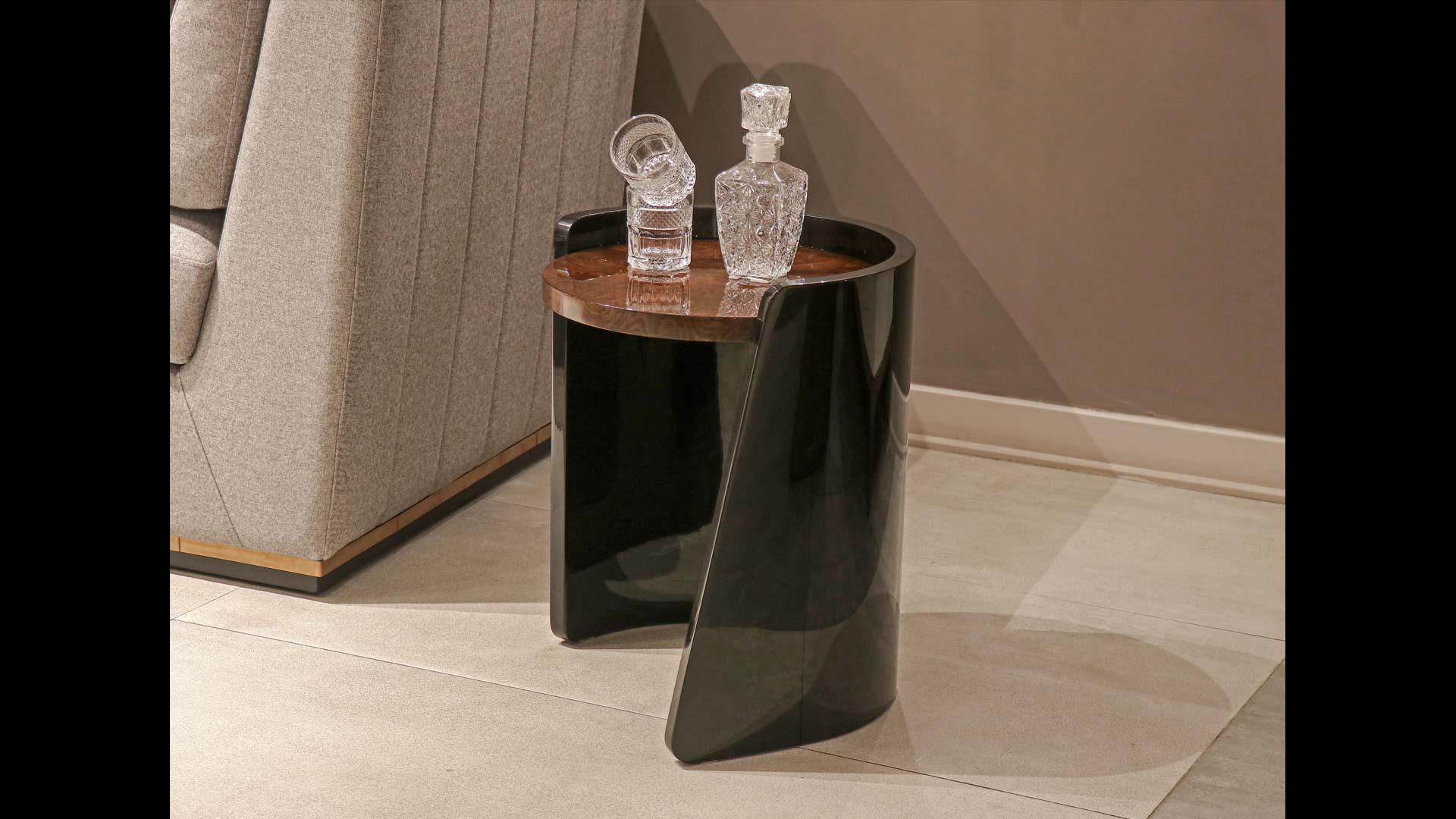 میز کنار مبل مادلی