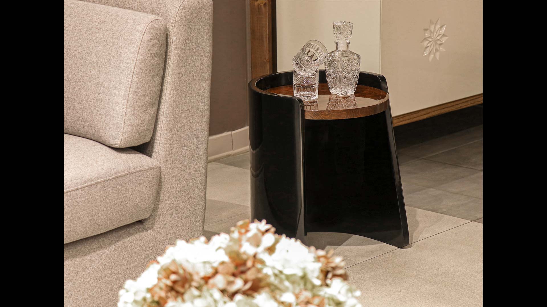 کنار مبلی مادلی