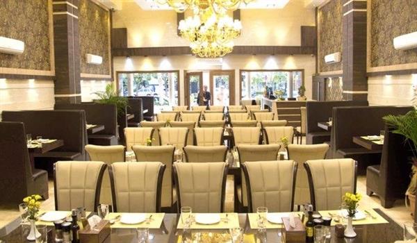 e. نشیمن راحت و متناسب بودن میز و صندلی: