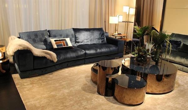 طراحی چیدمان اتاق نشیمن با استفاده از مبل های مخملی