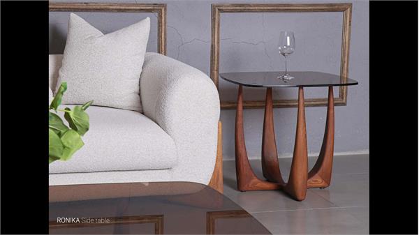 کنار مبل رونیکا