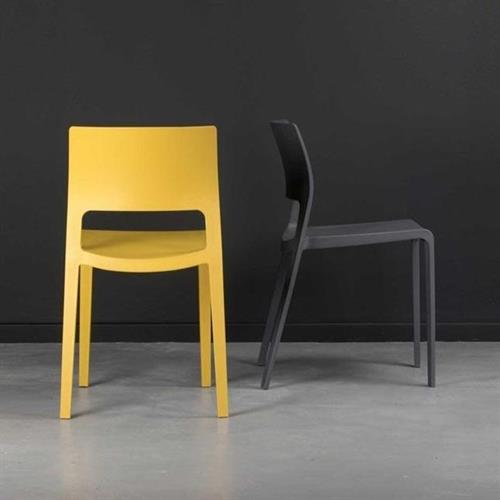 از ویژگی های این صندلی می توان به موارد زیر اشاره کرد: