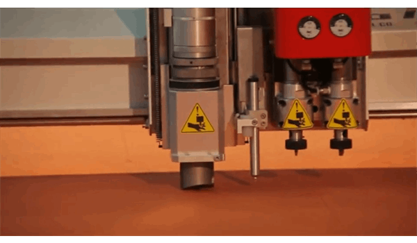 برش پارچه و خیاطی