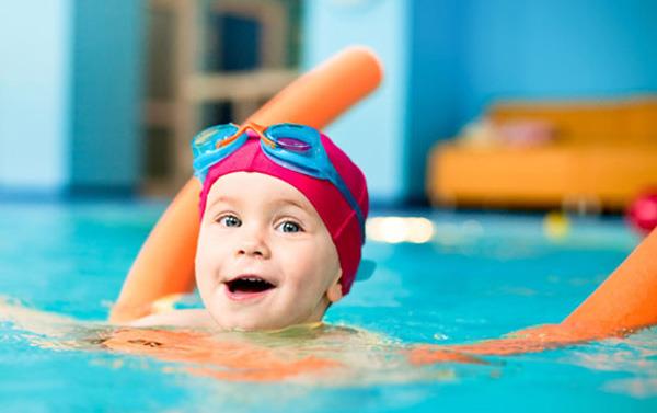 کودک از چه سنی می تواند آموزش شنا ببیند؟