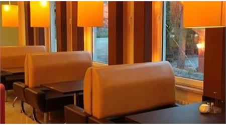 کافی شاپ چگونه مکانی است و چرا مورد استقبال افراد قرار گرفته است؟