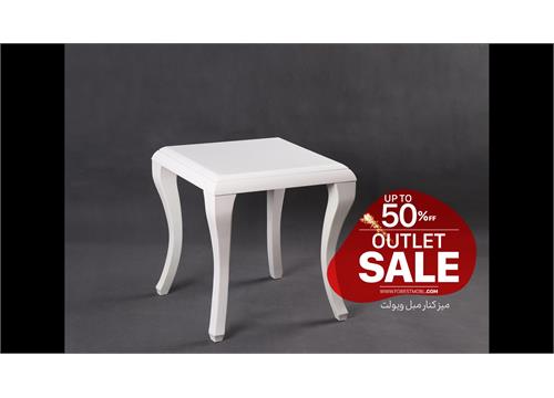 ویولت کنار مبلی اوت لت