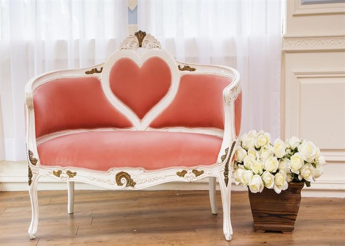 7.مبل کابریول (Cabriole Sofa)